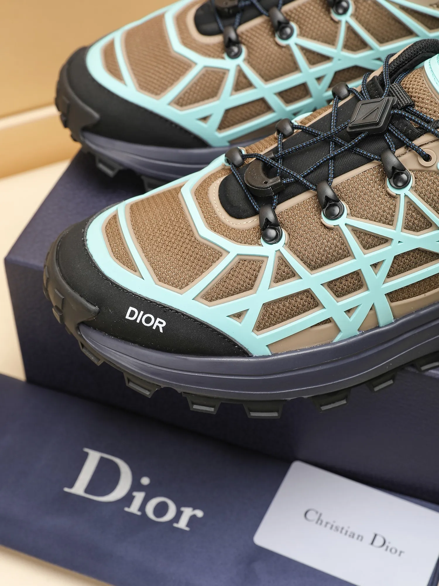 Men's Men's Shoes 💰520 [New Style] 🏍️🏍️Dior-B31 RUNNER sneakers highlight the fashionable silhouette, decorated with curved cannage pattern, reinterpreting classic patterns in a structural style, enriching Dior's 2023 summer men's wear series. Meticulously crafted using the advanced craftsmanship of hiking shoes, it blends outdoor culture with Dior heritage. Code number 38-45, multiple colors available, 38-44 (45 can be customized